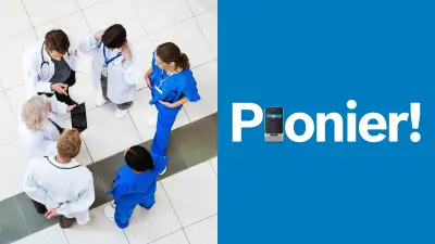 Sechs Leute stehen in einem Kreis und unterhalten sich. An der Kleidung erkennt man, dass es sich um medizinisches Fachpersonal handelt. Vier der Personen tragen einen weißen Kittel, die anderen zwei blaue Hosen und blaue Kittel.